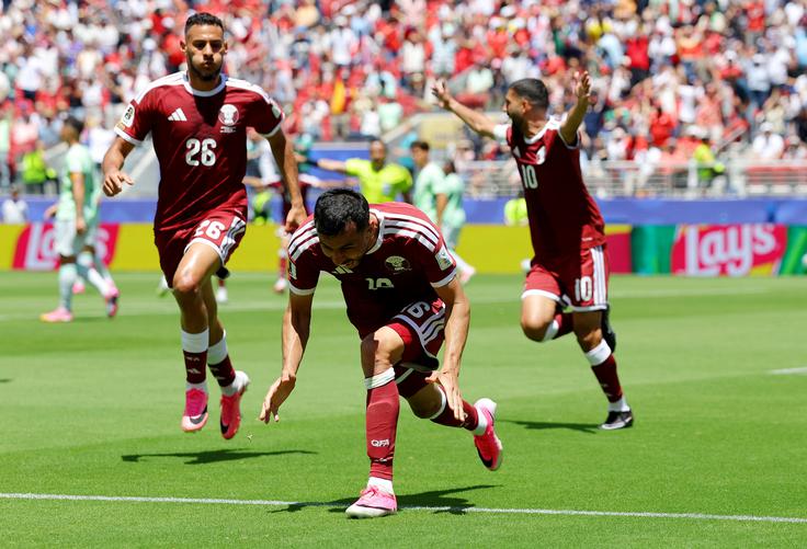 Švicarska obramba je v sodnikovem podaljšku pozabila na kapetana Katarja Boualema Khoukhija, nato je sledilo izenačenje na 1:1. | Foto: Reuters