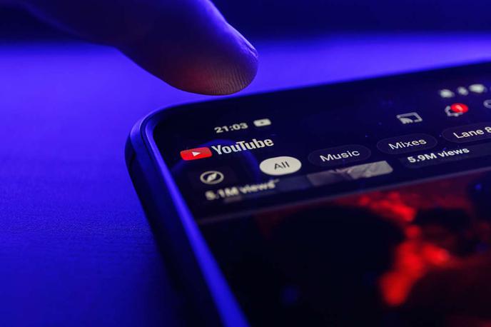 Youtube, YouTube | YouTube bo videoposnetek z oglasom po novem lahko prekinil ravno takrat, ko ga bomo spremljali najbolj zavzeto. | Foto Shutterstock