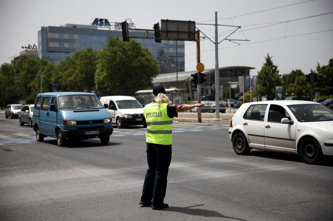 Ker semaforji niso delovali, so policisti morala usmerjati promet.  | Foto: Pixsell