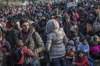 Makedonija zaprla mejo, obtičalo več tisoč migrantov