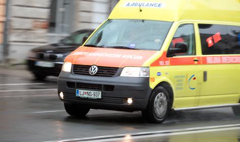 Voznik trčil v 36-letnega pešca, utrpel je hude poškodbe