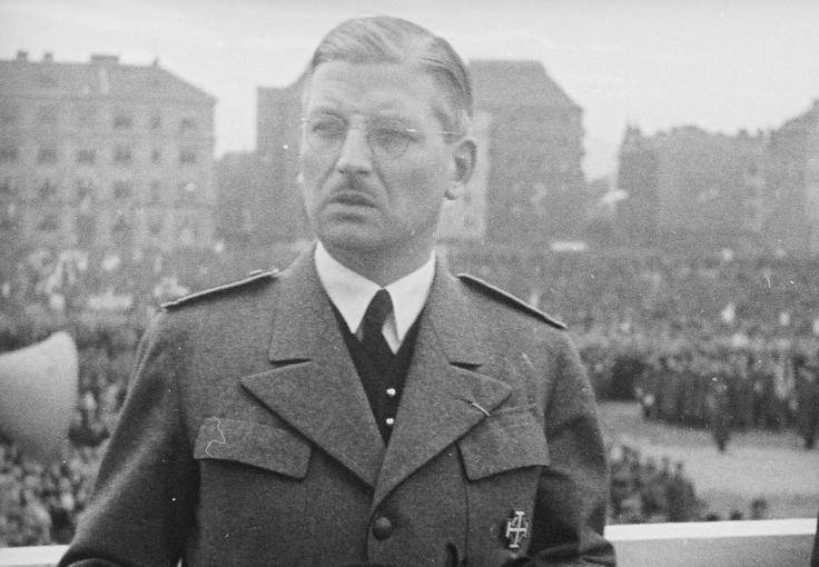 Avstrija je leta 1933 postala avtoritarna država. Diktaturo t. i. avstrofašistov je podpirala fašistična Mussolinijeva Italija. Najprej je bil na čelu avtoritarne stanovske države Engelbert Dollfuss, po njegovi smrti julija 1934 (umorili so ga nacisti) pa je oblast prevzel Kurt Schuschnigg (na fotografiji), ki je imel po očetu slovenske korenine. Avstrofašistični avtoritarni režim je leta 1938 po priključitvi k Nemčiji zamenjala nacistična diktatura. | Foto: commons.wikimedia.org