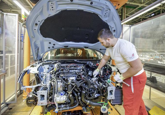 V tovarnah nemških premijskih avtomobilov načrtujejo postopno opuščanje proizvodnje vozil s termičnimi motorji. 
 | Foto: Audi