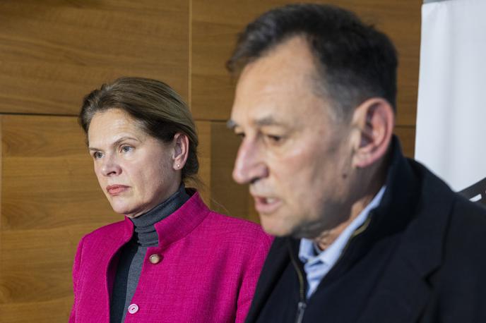 Alenka Bratušek, Andrej Ribič | Da bodo lahko preusmerili promet, so skupaj z občino in direkcijo za infrastrukturo izvedli nekatere ukrepe na vzporedni regionalni cesti. Tako so s ciljem čim hitrejšega zapuščanja avtoceste postavili semafor na priključku Razdrto. Prav tako so semaforje za pešce postavili v naseljih Podnanos in Razdrto, uredili pa so še avtobusno postajo v kraju Lozice in nekaj dodatnih intervencijskih dostopnih poti. Na Darsu ob tem pričakujejo tudi pomoč policije. "Kajti pričakujemo, da bomo imeli kar nekaj težav z nediscipliniranimi vozniki tovornih vozil," je še dejal predsednik uprave Darsa Andrej Ribič. | Foto STA