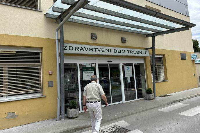 Zdravstveni dom Trebnje | Predstavniki občin so večkrat skušali vplivati na odločitve, ki so izrazito strokovne, izvajali so različne pritiske na zaposlene, šikaniranja, se neprimerno obnašali in omalovaževali njihovo delo. | Foto STA