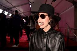Lady Gaga na podelitev nagrad z zobno protezo