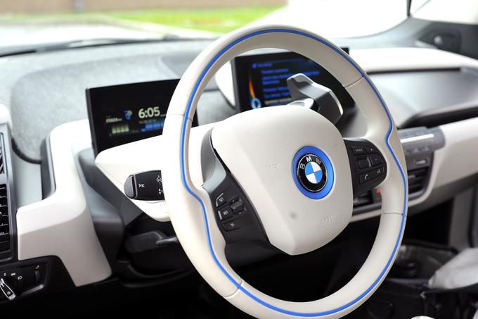 Notranjost BMW i3, ki ustreza električni naravi vozila. Izbrani materiali, dovolj drzna in futuristična zasnova. | Foto: Gregor Pavšič