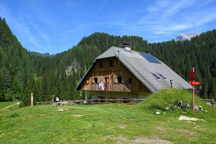 Koča na Planini pri Jezeru je v poletnih štirih mesecih odprta vse dni v tednu. | Foto: Matej Podgoršek