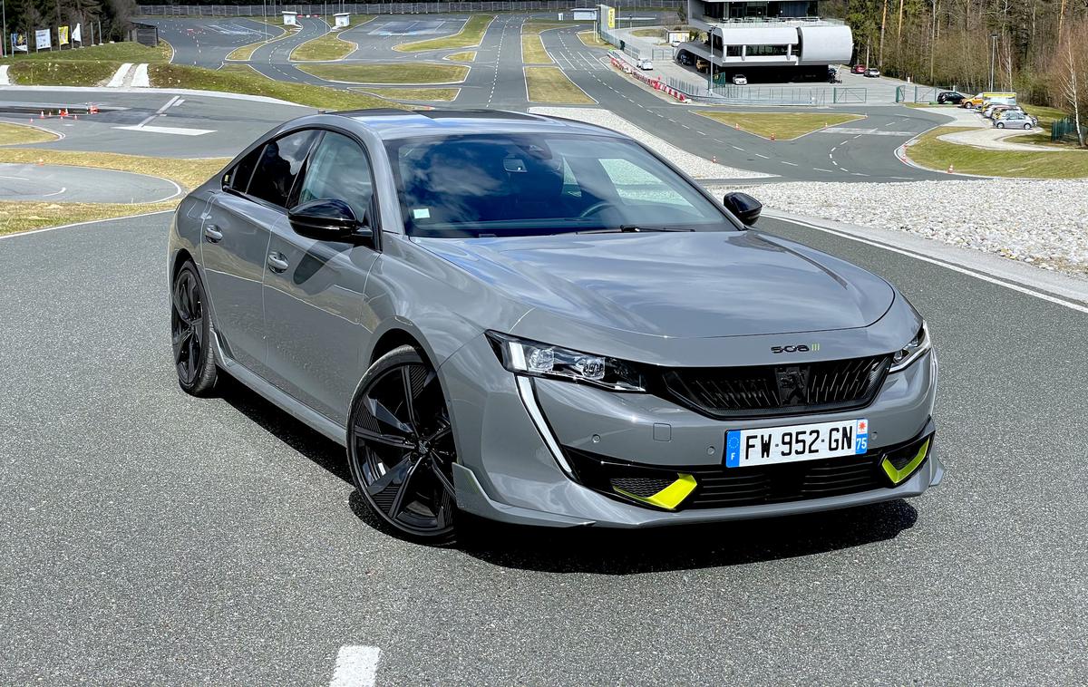 Peugeot 508 PSE | Najmočnejši klasični 508 z bencinskim motorjem ali hibridnim pogonom ima moč 165 kilovatov (225 “konjev”) in stane največ 45 tisočakov. Različica PSE ima sistemsko moč 360 “konjev” in stane 60 tisočakov. | Foto Gregor Pavšič