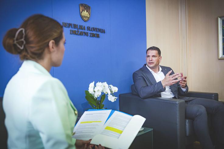 Resni.ca z vlado ne bi sodelovala v primeru poskusa kakršnegakoli dvigovanja davkov, tudi DDV, v primeru jasnega vmešavanja v tuje diplomatske in vojaške spore in ob poskusu uvedbe kakršnihkoli ukrepov ob morebitni epidemiji, je naštel Stevanović.  | Foto: Ana Kovač