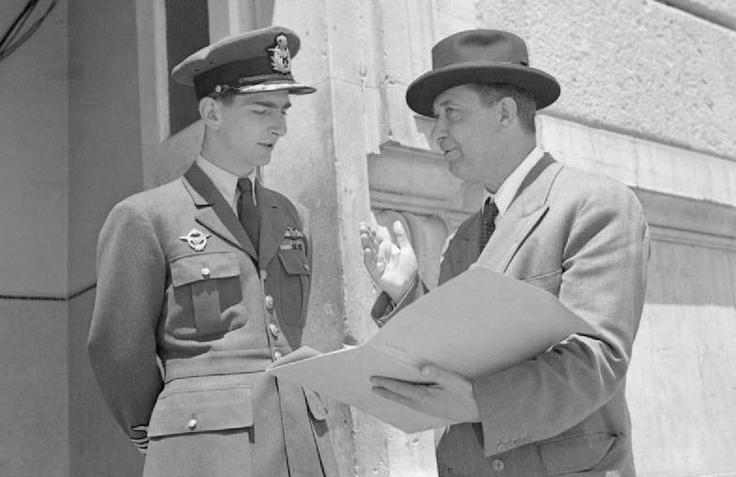 Julija 1944 je postal predsednik jugoslovanske vlade v izgnanstvu (sedež je imela v Londonu) Hrvat Ivan Šubašić. Ta je iz vlade vrgel Draža Mihailovića. Šubašić je novembra 1944 kljub nasprotovanju jugoslovanskega kralja Petra II. sklenil dogovor s Titom. Ta je marca 1945 postal predsednik začasne vlade Demokratične federativne Jugoslavije. Na fotografiji: kralj Peter II. in Šubašić. | Foto: Wikimedia Commons