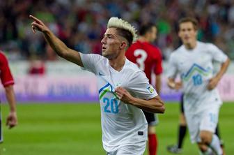 Kampl in Handanović junaka: Slovenija ostaja v igri