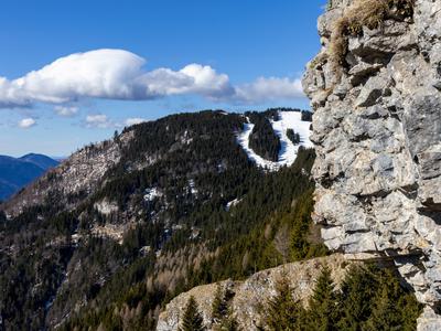 Na nebeško točko na robu planote Golte – Janezov bivak pod Javorco #video
