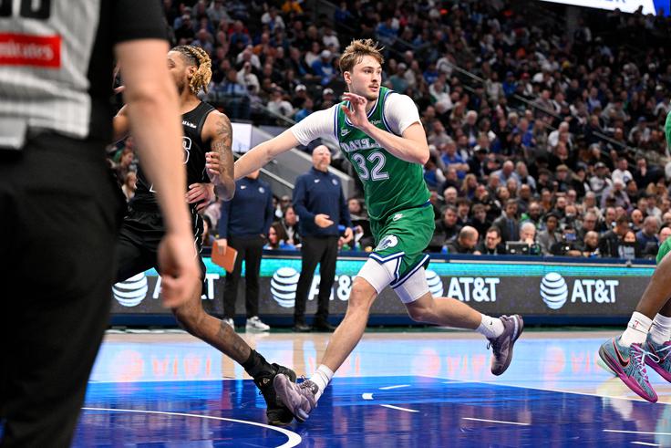 Cooper Flagg je bil junak Mavsov. | Foto: Reuters