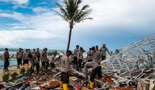 Število žrtev cunamija v Indoneziji narašča