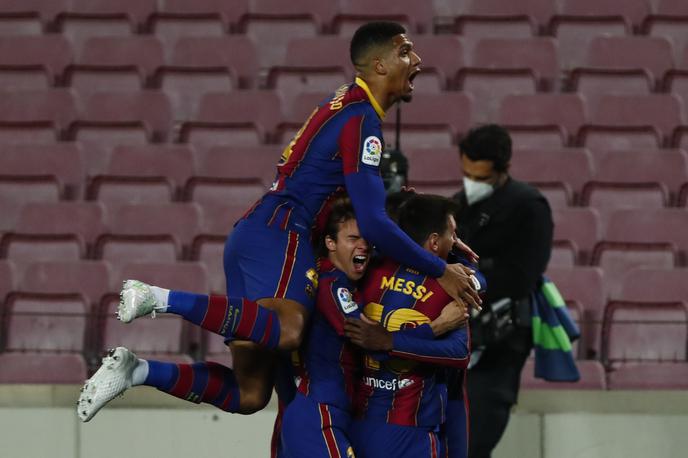Barcelona | Veliko veselje nogometašev Barcelone po golu Ousmana Dembeleja v zadnji minuti rednega dela tekme proti Valladolidu. | Foto Guliverimage