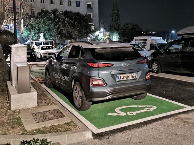 Številna slovenska mesta so se že prilagodila gostom z električnimi vozili, a polnilnic bi bilo lahko ob morebitnem naraščanju števila vozil premalo. | Foto: Gregor Pavšič
