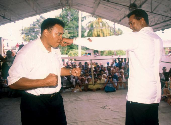 Muhammad Ali in Teofilo Stevenson sta se takole "pomerila" na Kubi leta 1996. Šlo je seveda za prijateljsko srečanje dveh boksarskih ikon, ki se zares v ringu nista nikoli srečali. | Foto: Getty Images