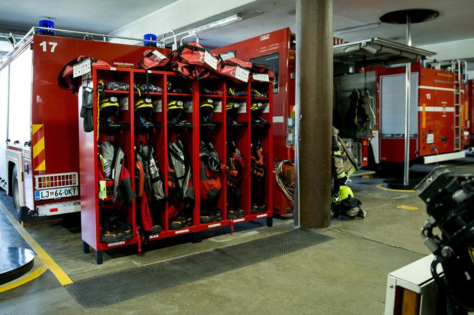Oprema, ki pripravljena čaka na gasilce. | Foto: Ana Kovač