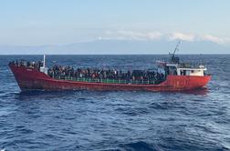 Pred obalo Krete odkrili ladjo s 400 migranti na krovu #video