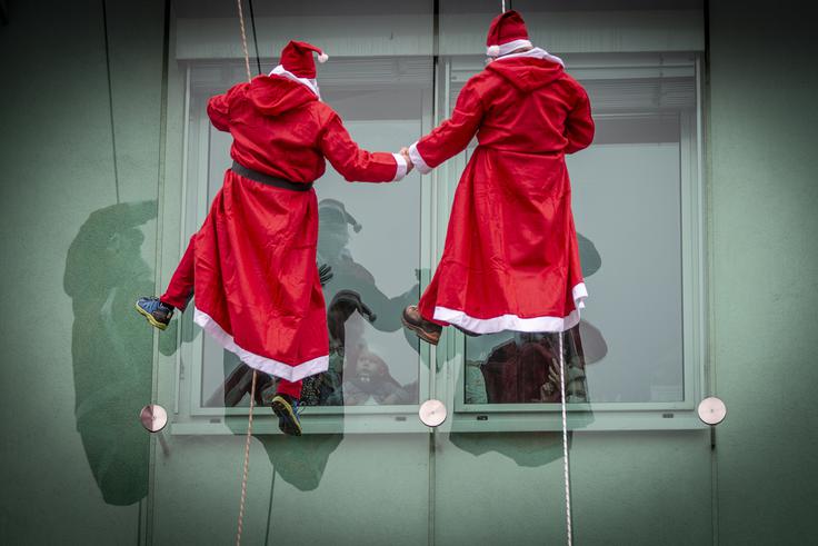 Tradicionalni spust božičkov s strehe Pediatrične klinike Tradicionalni spust božičkov s strehe Pediatrične klinike | Foto: Ana Kovač