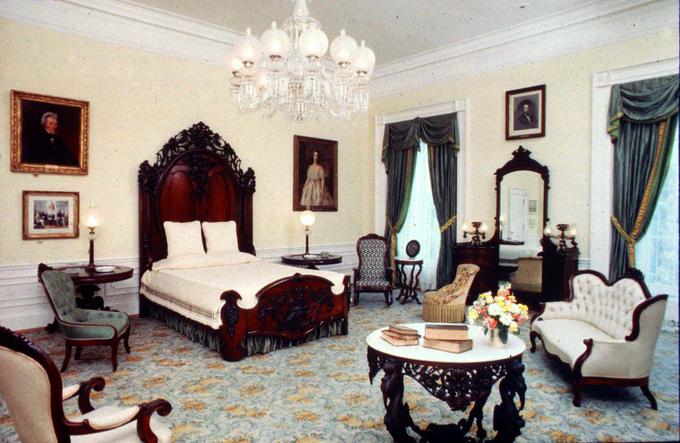 Zgornji nadstropji sta namenjeni bivanju predsednikove družine, tam so tudi sobe za goste. V tem delu je najbolj znana Lincolnova spalnica (na fotografiji), v kateri predsednik ni nikoli spal, je pa v njej ostalo pohištvo iz njegovega časa.   | Foto: Reuters
