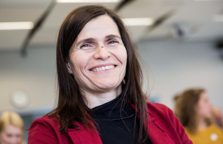 Alenka Flander je doktorica politoloških znanosti in diplomantka fakultete za elektrotehniko. Udeležnkam Dneva za punce je položila na srce: Če vas zanimata tehnika in družboslovje, izberite tehniko. Prehod v družboslovje je vedno mogoč, obratna pot pa ni mogoča." | Foto: Vid Ponikvar