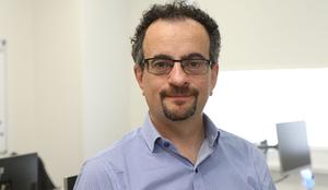 Britanski veleposlanik Jon Benjamin zaradi incidenta s puško ostal brez položaja #video