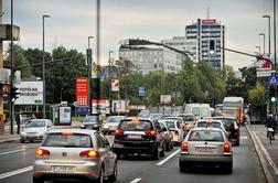 Vsak drugi prebivalec Slovenije ima osebni avtomobil