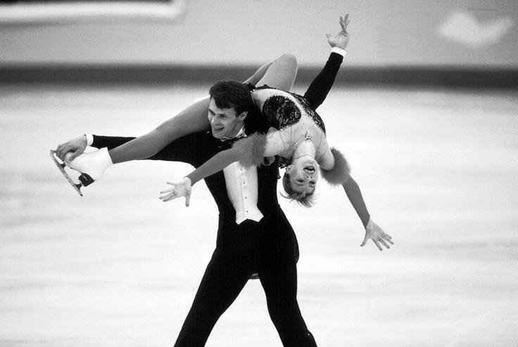 Nekdanja ruska umetnostna drsalca, zakonca Jevgenija Šiškova in Vadim Naumov, sta bila na krovu letala American Airlines, ki je 29. januarja 2025 nad Washingtonom trčil v vojaški helikopter in strmoglavil v reko Potomac. Leta 1994 sta v parih zmagala na svetovnem prvenstvu. Umrla sta med potovanjem z ameriškega prvenstva v Wichiti, kjer sta spremljala nastope svojega 23-letnega sina Maksima, sicer ameriškega državljana in nekdanjega mladinskega državnega prvaka.  | Foto: Guliverimage