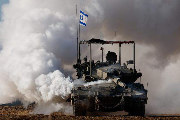 Izrael, vojska, tank, Gaza | Netanjahu je v odzivu posvaril, da je celotna država postala bojišče. "Morilci, ki ne prihajajo le iz Gaze, nas hočejo vse ubiti," je sporočil v izjavi. "Še naprej se bomo borili do popolne zmage, z vso močjo, na vseh frontah, povsod, dokler ne vzpostavimo ponovno varnosti in miru za vse državljane Izraela," je sporočil. | Foto Reuters