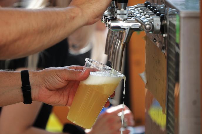 pivo, veselica | Če se bo zvišanje trošarin preneslo v končno ceno piva, se bo maloprodajna cena za pollitrski vrček piva po izračunih ministrstva zvišala za 2,6 centa. Za male pivovarje so podražitev izračunali v višini 1,3 centa. | Foto STA