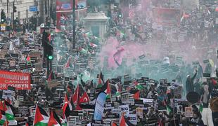 V Londonu množični protesti za solidarnost s Palestinci