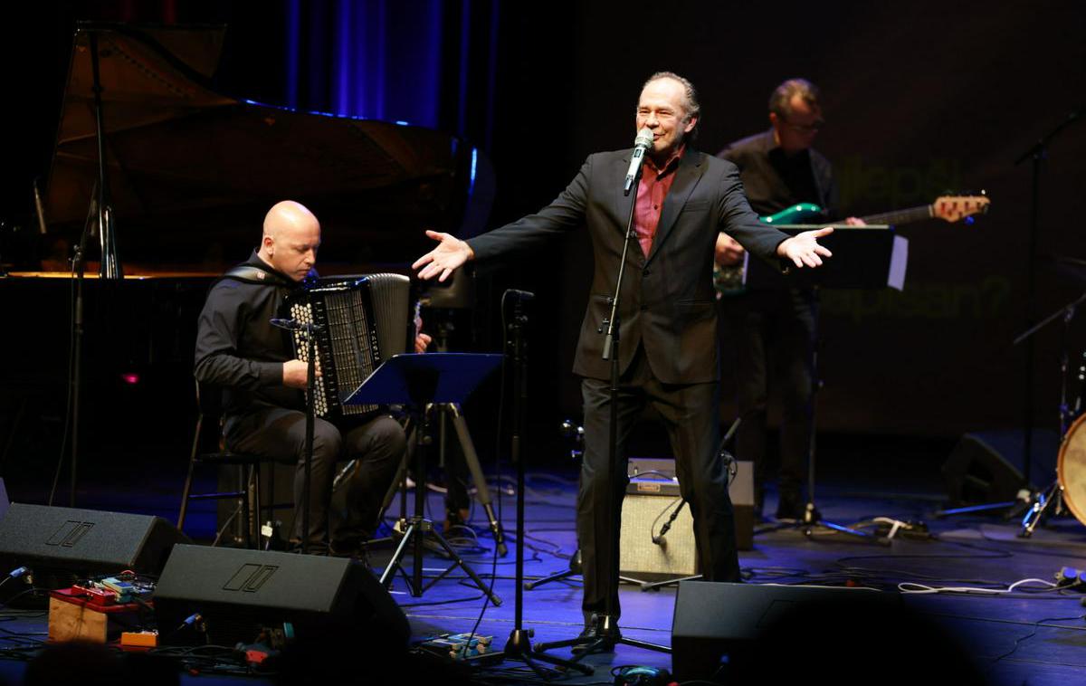 Jure Ivanušič | Slovenski šanson 2025 je po ponovnem odločanju žirije postala skladba Zrcalo družbe, ki jo podpisuje in izvaja Jure Ivanušič z zasedbo Nordunk. | Foto Adrijan Pregelj