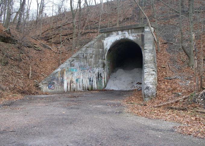 Tunel, po katerem se je nekdaj sprehajal Raymond Robinson, je danes zapuščen.  |  Foto: Flickr | Foto: 