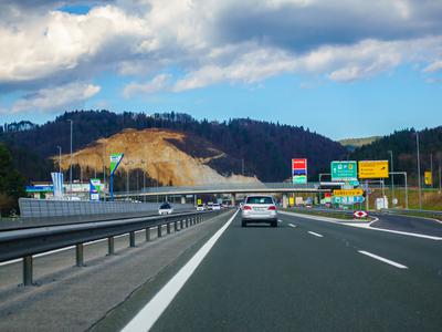 Nesreča zaprla vozni pas na štajerski avtocesti