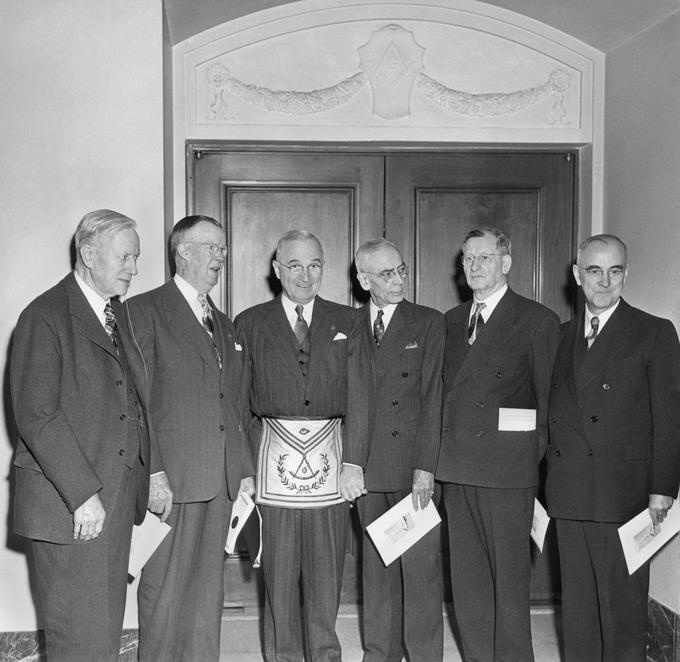Ameriški predsednik Harry Truman (tretji z leve) na obisku v Washingtonovem prostozidarskem spominskem centru. Truman nosi prostozidarski predpasnik. | Foto: Guliverimage/Vladimir Fedorenko