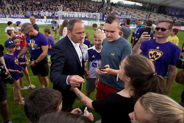 Darko Milanič in njegovi varovanci so se po tekmi na zelenici družili z navijači. | Foto: Urban Urbanc/Sportida