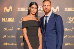 Vsi govorijo o stajlingu partnerke Jana Oblaka: brezčasna eleganca, ki jo boste želeli posnemati