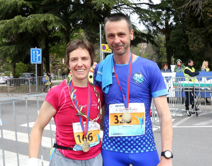 Jasmina Pitanic Vojska, zmagovalka kraljevske razdalje na Istrskem maratonu, v družbi Andreja Kutina, ki ji je pomagal pri narekovanju tempa.  | Foto: Tomaž Primožič/FPA