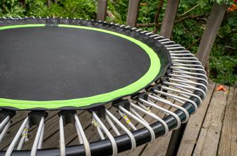 NIJZ: Na trampolinu naj skače samo en otrok