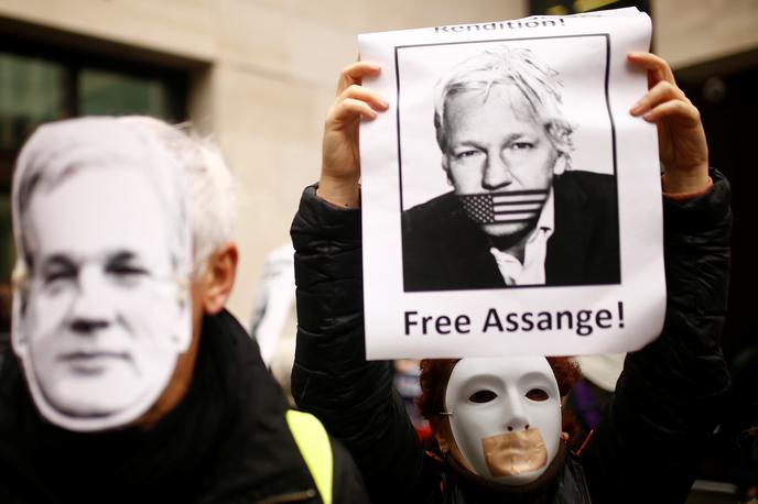 Julian Assange | Pred sodiščem se je zbrala tudi množica Assangeovih podpornikov, ki so zahtevali njegovo izpustitev. | Foto Reuters