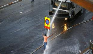 Policija z vodnimi topovi nad protestnike v Istanbulu