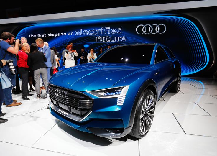 To je Audijeva študija e-tron quattro, ki bo prihodnje leto postal serijski električni crossover. Poganjali ga bodo trije elektromotorji. Za zdaj ni znano, ali bo enak pogon obdržala tudi njegova kupejevska izvedba. | Foto: 