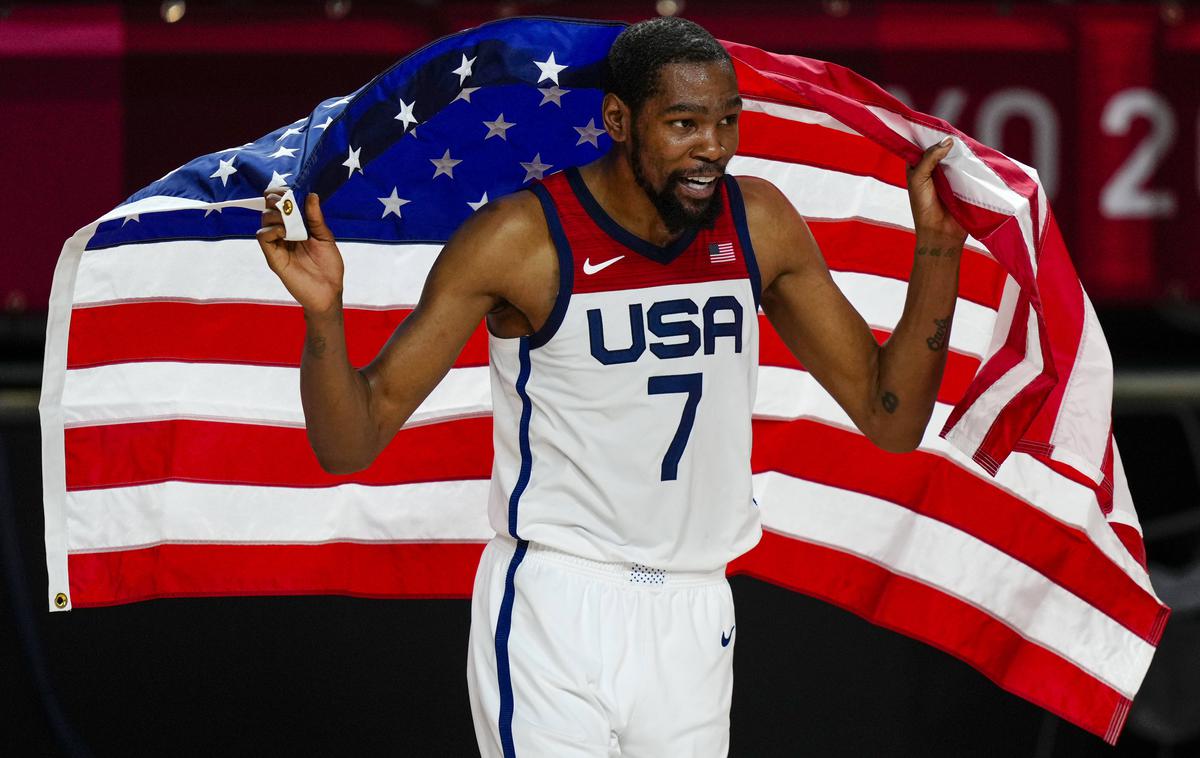 Kevin Durant | Američani so že šestnajstič osvojili naslov olimpijskih prvakov v košarki. Na fotografiji: Kevin Durant z ameriško zastavo.  | Foto Guliverimage