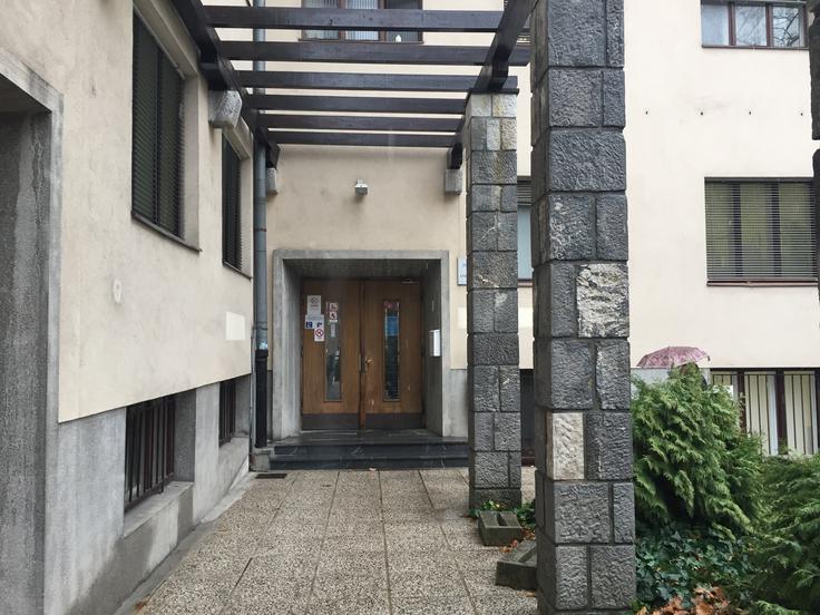 Nekateri mediji so poročali tudi, da je na lokaciji doma - stavba je v dvotretjinski lasti ministrstva, tretjino pa ima občina - predvidena gradnja hotela, kar pa je po mnenju Gruljeve malo verjetno, prav tako je to zanikal Janković. | Foto: Maša Belak