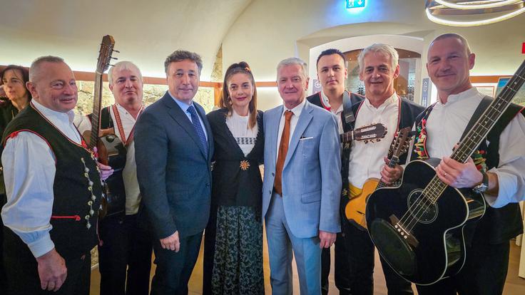 V družbi klape More (Morje) direktor predstavništva Hrvaške turistične skupnosti v Sloveniji Bruno Bonifačić (levo) in župan mesta Šibenik Željko Burić (desno) | Foto: Srdjan Cvjetović