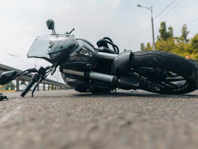 Voznica odvzela prednost motoristu, njegovo življenje je ogroženo
