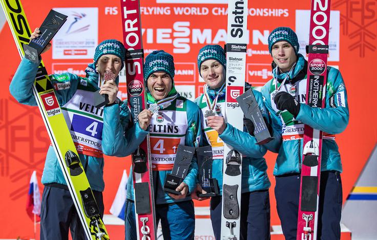 Veselje srebrne slovenske četverice: Peter Prevc, Jernej Damjan, Domen Prevc in Anže Semenič. | Foto: Sportida