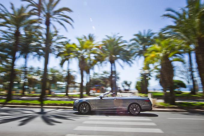 Nica, Cannes, Monaco, pa vsi tisti griči za njimi, z milijonskimi vilami. Tam so garaže, v katerih bodo takšni avtomobili čakali. In nad njimi živeli ljudje, ki jih bodo kupili, in jih vozili. S cabriolet ne bo prvi, ali drugi avtomobil pri hiši. Skoraj zagotovo pa bo avtomobil, s katerim se bo uživalo v najbolj sproščenem stilu. Iz njega veje vonj po aristokraciji. | Foto: Ciril Komotar